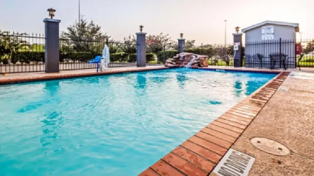 Baymont by Wyndham Laredo