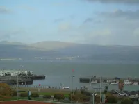 Snug - Grian-aig Apartment Hotels near Fun World Leisure