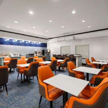 La Quinta Inn & Suites by Wyndham Denton - University Drive