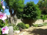CHARMING GUEST GARDEN TERRACE SWIMMING POOL, FREE PARKING AND WIFI, BEACHES 8 Km away Hotels in Pomerols