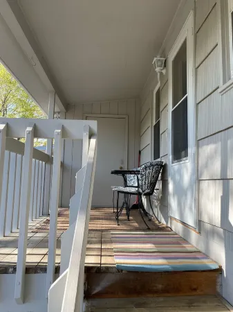 Perfectly Located Bright Water Street Condo Отели в г. Сотак