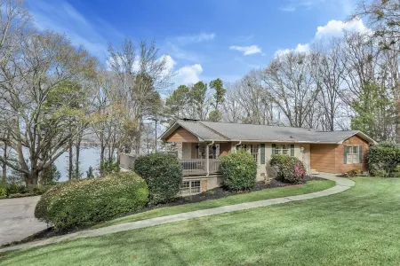 Lakefront Home on Lake Hartwell, private covered dock, ~16 miles from Clemson Отели в г. Андерсон