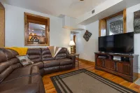 Impressive Private 2BR Suite w/Parking Univ Area