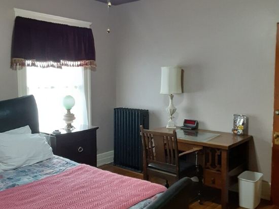 Queen Bed in Historic Victorian Bed and Breakfast