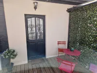 Charming cottage with terrace and garden view, 500 m from the beach. Hotel a Ouistreham