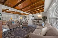 5735 - Cozy home in the heart of the Yacht Club!
