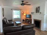 Hollywood House sits in a quiet neighborhood. Hotels in Coleman