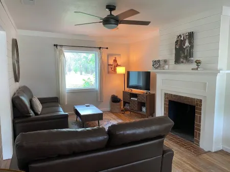 Hollywood House sits in a quiet neighborhood.