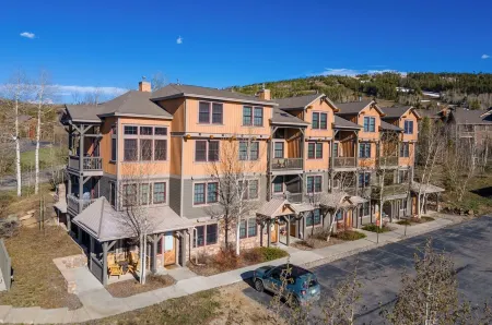 Lucky Horse - Cozy 1 BR/1BA ski in/ski out condo in Granby Ranch Отели в г. Грэнби