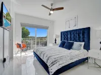 BEACH ACCESS MODERN TOWNHOUSE! Pool, Spa and Gym!