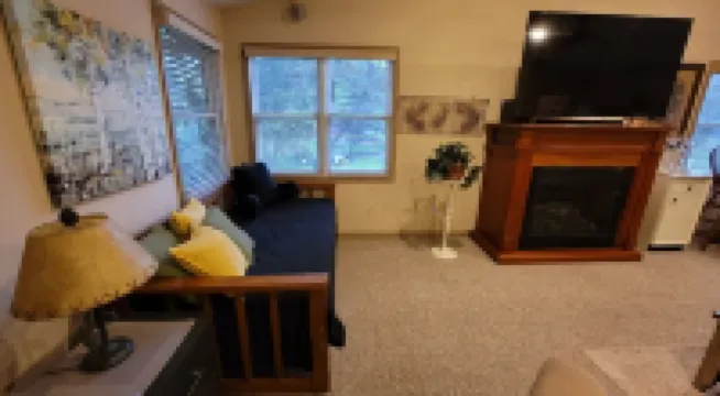 Quiet 1/1 in Historic Village of Milan, OH just minutes away from Cedar Point Hotels in Milan Township