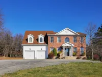 Spacious 6-bedroom Pocono Home with Hot Tub, Game and Theater rooms, Fire Pit! Hotels in Tunkhannock Township