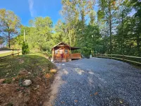 Tiny Hideaway Cabin mins. from Downtown Bryson City and Deep Creek National Park