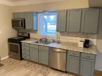 Duplex Apartment Walking Distance to Downtown Wyandotte 懷恩多特酒店