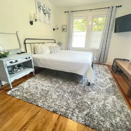 Green Acres - Putting Green, King Bed, Close to Downtown
