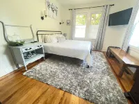 Green Acres - Putting Green, King Bed, Close to Downtown