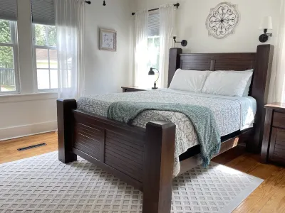 Green Acres - Putting Green, King Bed, Close to Downtown Hotels near Aiken County Historical Museum