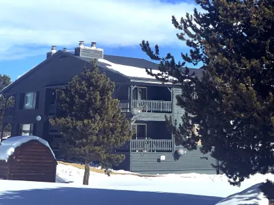 Quiet - Comfortable - Clean - Accommodation for 4 - Only minutes from YNP Hotels near Hebgen Lake