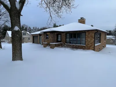 Tomahawk Getaway in the Beautiful North Woods- No Cleaning Fees