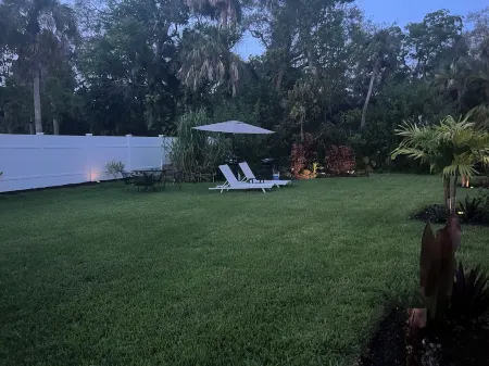 Beautiful Quaint 4 plex Heated Pool and Spa Pets Welcome