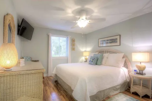 Fall Deals! Ground Floor-Close to Beach Village Pier Restaurants. Dog Friendly!