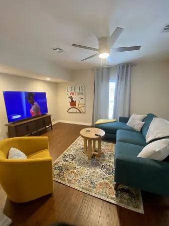 King bed - Near The Mont and OU Campus Отели рядом с достопримечательностью «STASH»