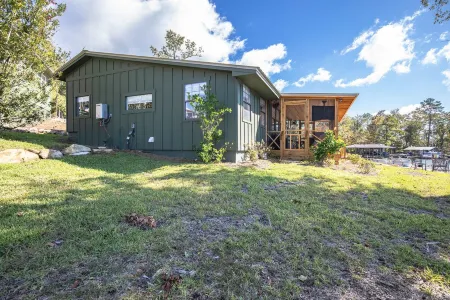 Janmother's Cabin, easy walk to The Social on Lake Martin, Castaway Island