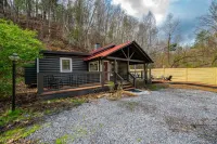 Central! Hot tub! Cozy Cabin Between Gatlinburg & Pigeon Forge!