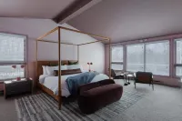 Panoramic views four minutes to Windham Mountain skiing.