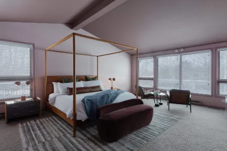 Panoramic views four minutes to Windham Mountain skiing.