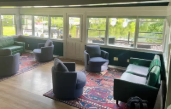 Crisp and Clean Lakefront Home sleeps 8 in 4 Bedrooms