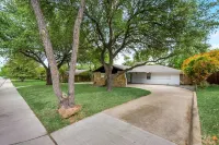 Private Pickle-ball Court+Kids play backyard + 6 Flags +Cowboys + Airport Hotel in zona Lee Elementary School