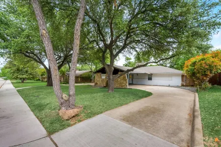 Private Pickle-ball Court+Kids play backyard + 6 Flags +Cowboys + Airport