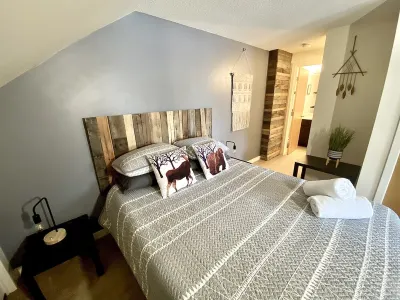 Modern Mountain Condo with Spa  호텔