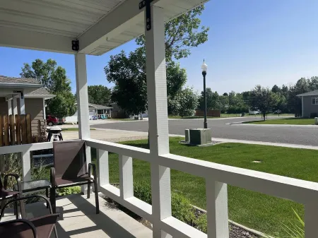 Cozy Cody cul-de-sac home! Sleeps 6.