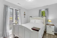 2 bedrooms, 2 baths, 1000 sq ft lodge close to the lake.