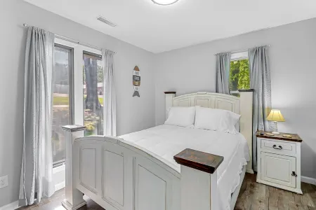 2 bedrooms, 2 baths, 1000 sq ft lodge close to the lake.