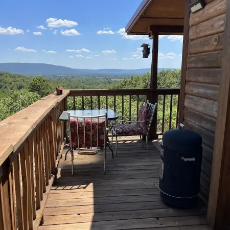 The Romantic LOVE NEST mountain Log Cabin w/ Lake view-5 minutes from the beach!