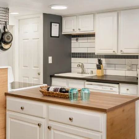 Large Modern 2 Bedroom near Ocean, Airport, and Seattle with private garage