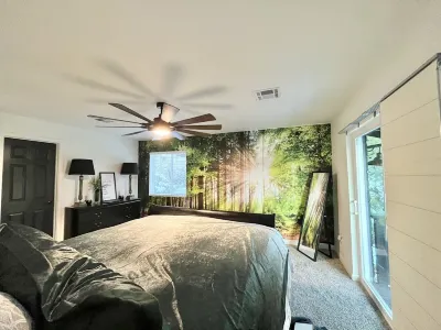 Mountain View, 5-BR Estate-Jacuzzi-Game Room, <8 Min DT-Private Forested