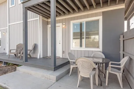 EXPLORE CO-Perfect for fams/groups. Close to DIA.