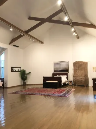 AMAZING HUGE GALLERY APARTMENT + FREE PARKING IN PRIME LOCATION