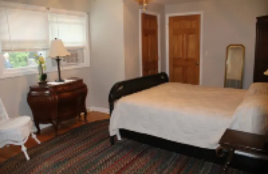 Guilford home -self check in, off-street parking