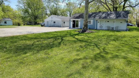 Neat,clean relaxed atmosphere located just outside of town .