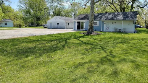 Neat,clean relaxed atmosphere located just outside of town .