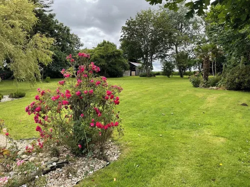 Petite Maison en Pierre Dans un Grand Jardin Fleuri Các khách sạn ở Plourin