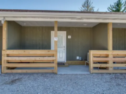 Private Hot Tub, King Size Bed Crystal Mountain 17 miles, Traverse City Sleeps 4 Hotels in Interlochen