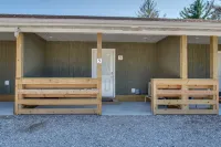 Private Hot Tub, King Size Bed Crystal Mountain 17 miles, Traverse City Sleeps 4 Hotels in Interlochen