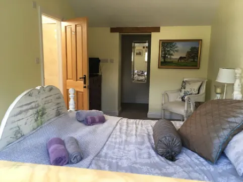 DAIRY COTTAGE. Delightful luxury rustic cottage nr New Forest and South Coast.