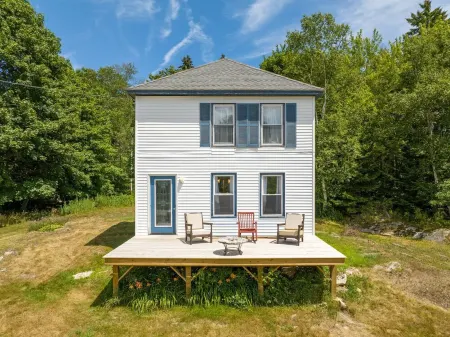 Updated Long Island Maine Cottage